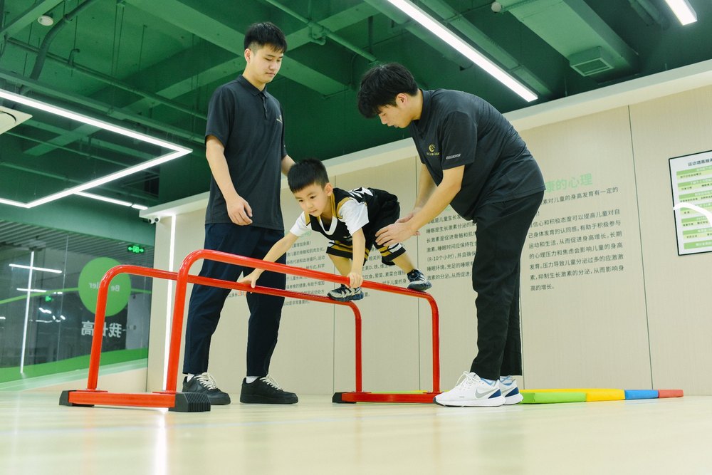 教练团队鼓励孩子完成挑战动作
