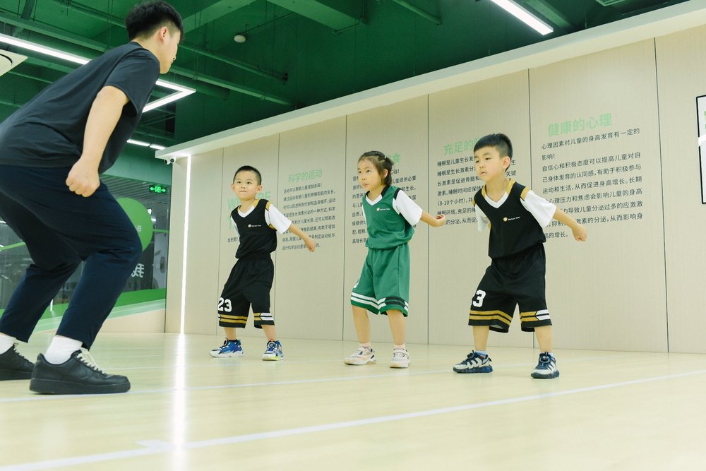 孩子们跟随教练进行团体训练